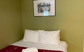 Spacious Private Los Angeles Bedroom w/ AC&WIFI&Private Fridge!